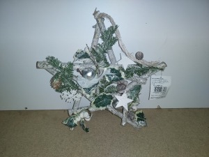 200+ PIECE CHRISTMAS LOT CONTAINING NATURAL STAR WREATH'S IN WHITE/GREEN ON A FULL PALLET
