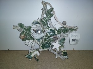 100+ PIECE CHRISTMAS LOT CONTAINING NATURAL STAR WREATH'S IN WHITE/GREEN ON A HALF PALLET