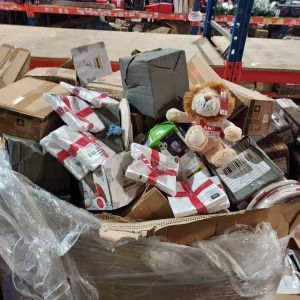 FULL PALLET MIXED ENGLAND CHRISTMAS LOT CONTAINING - ENGLAND CAR FLAGS - LARGE ENGLAND CHRISTMAS FLAGS - ENGLAND CHRISTMAS MUGS - PAPER PLATES - CHRISTMAS HATS - ENGLAND NAPKINS - FOOTBALL STRING LIGHTS - INFLATABLE SANTA ETC