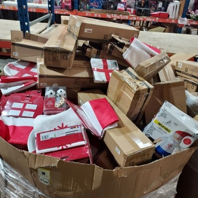 FULL PALLET MIXED ENGLAND CHRISTMAS LOT CONTAINING - ENGLAND CAR FLAGS - LARGE ENGLAND CHRISTMAS FLAGS - ENGLAND CHRISTMAS MUGS - PAPER PLATES - CHRISTMAS HATS - ENGLAND NAPKINS - FOOTBALL STRING LIGHTS - INFLATABLE SANTA ETC