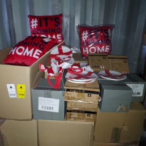 FULL PALLET MIXED CHRISTMAS ENGLAND LOT CONTAINING 3 PLY NAPKINS, FACE PAINT, MUGS, CAR FLAGS, ENGLAND SANTA HATS, FLAG BOPPERS, ITS COMING HOME PILLOWS, PAPER PLATES, BUNTINGS, ETC