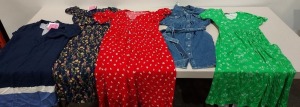 38 X PIECE MIX CLOTHING LOT CONTAINING NEW LOOK DENIM COAT SIZE 12 , H&M NAVY BLUE DRESS SIZE 8 , STUDIO BLACK AND FLORAL DRESS SIZE 8 , STUDIO GREEN AND FLORAL DRESS SIZE M , WOMEN'S BLACK PANTS WITH GOLD PLATED BUTTONS , ETC IN 2 TRAYS (TRAYS NOT INCLUD