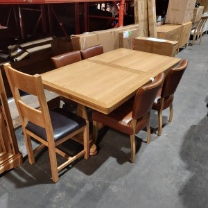 1 X WOODEN EXTENDABLE OAK DINING TABLE ( L 180 - 230 CM / X W 100 CM / X H 76 CM ) WITH 5 FAUX LEATHER BROWN CHAIRS ( PLEASE NOTE THIS IS CUSTOMER RETURN )