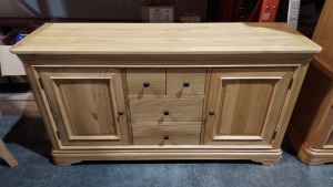 1 X VIDA LIVING CARMEN OAK SIDEBOARD LARGE 1595 X 505 X 870 MM ( PLEASE NOTE THIS IS CUSTOMER RETURNS )