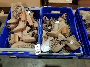 20 X PAIRS OF PEACOCKS WOMEN'S HEELED BOOTS WITH ZIP IN LIGHT BROWN SIZES RANGE FROM 8 TO 4 IN TWO TRAYS (TRAYS NOT INCLUDED).