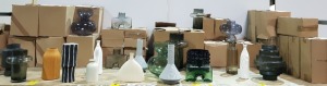 60+ BRAND NEW MIX LOT CONTAINING VARIOUS VASES IN DIFFERENT STYLES SUCH AS TRANSPARENT GLASS FLORAL VASE , BLACK GLASS BUBBLE VASE , GLASS CONCAVE VASE'S IN GREEN , ORIGAMI CERAMIC VASE IN ORANGE , BRUSHED TALL BOTTLE GREY VASE , BLACK & WHITE CERAMIC ST