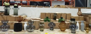 60+ BRAND NEW MIX LOT CONTAINING VARIOUS VASES IN DIFFERENT STYLES SUCH AS TRANSPARENT GLASS FLORAL VASE , BLACK AND TRANSPARENT BUBBLE CERAMIC VASES , GLASS TUBE VASE , TIERED GLASS VASE IN ORANGE ECT ON A FULL BAY