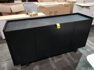 1 X BLACK LARGE SIDEBOARD - 2 DOOR - 3 DRAWER - MARBLE EFFECT TOP ( W 160 CM X D 46 CM X 86 CM ) ( PLEASE NOTE THIS IS CUSTOMER RETURNS )