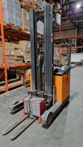 STILL FB20RJ-2R ELECTRIC REACH TRUCK WITH CHARGER, SERIAL NUMBER 61X838U00168, YEAR 2007 SHOWING 4612 HOURS. WITH KEY