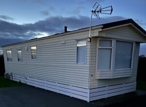 STATIC CARAVAN WILLERBY SALISBURY 35 X 12FT, 2 BED, 2007 BUILD, GAS FIRE & HOB, BLOW AIR HEATING *** NOTE: COLLECTION IS FROM CAERNARFON *** VIEWING ESSENTIAL [BY APPOINTMENT ONLY] DECKING AND SIDE SKIRTS NOT INCLUDED