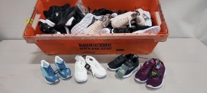 30 X PAIRS OF MIXED SHOES LOT CONTAINING MENS DEMIX SIZE 35 / DARE2B SIZE UK 5 / FABRIC SIZE UK 2 / STUDIO PUMPS SIZE UK 5 / WOMANS DEMIX SIZE EU 38 - ETC - IN A BIG TODAY ( TRAY NOT INCLUDED )