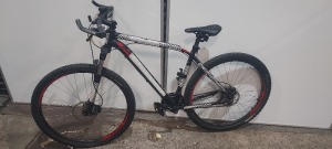 1 X SPECIALIZED MOUNTAIN BIKE - FRONT SUSPENSHION -55CM FRAME -12 GEARS -DISC BRAKES