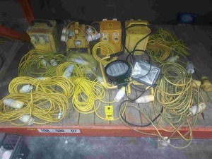 15 PIECE MIXED POWER EXTENSION EQUIPMENT THIS INCLUDES LARGE ASSORTMENT OF 110V CABLES AND PLUGS UNTESTED , TRANSFORMER'S ,PORTABLE WORK LIGHTS ETC ON HALF A BAY