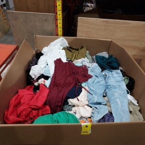 FULL PALLET OF MIXED CLOTHING THIS INCLUDES JEANS , T-SHIRT'S , SKIRTS MEN'S WOMEN'S UNDERWEAR , DRESSES , COATS ,JUMPER'S , KIDS CLOTHING ETC ALL IN DIFFERENT SIZES. IN A LARGE BOX (NOTE ALL CUSTOMER RETURNS)