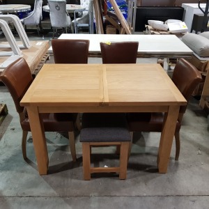 1X OAK EXTENDABLE DINING TABLE 1200 - 1650 - WITH 4X LEATHER STYLE CHAIRS - 1X STOOL PLEASE NOTE CUSTOMER RETURNS