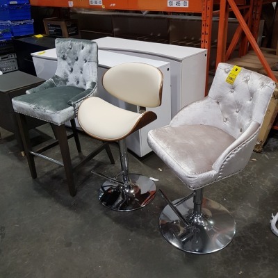 3 X MIXED BAR STOOL LOT TO INCLUDE 1X VELVET STRYLE BUTTONED STOOL -1X LEATHER STYLE SWIVEL STOOL - 1X VELVET STYLE BUTTONED SWIVEL STOOL PLEASE NOTE CUSTOMER RETURNS