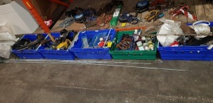 6 X TRAYS OF MIXED TOOLS TO INCLUDE VARIOUS NUTS AND BOLTS - BRACKETS - RATCHETSN STRAPS - ROPE - DRILL BUITS - WELDING MASK - VARIOUS METAL CLAMPS - WRENCH ETC