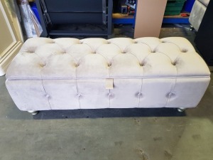 1X GREY VELVET STYLE BUTTONED POUFFE 120 X 42 X 50 CM PLEASE NOTE CUSTOMER RETURNS