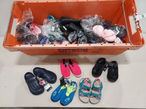 30 PIECE MIXED KIDS SHOE LOT CONTAINING EVERLAST SLIDERS, SLAZENGER PUMPS, HOT TUNA CROCS, ETC IN VARIOUS STYLES AND SIZES - EX SHOP DISPLAY