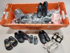 30 PIECE MIXED KIDS SHOE LOT CONTAINING FABRIC SHOES, STUDIO SHOES, EVERLAST SLIDERS, TUNA CROCS, ETC IN VARIOUS STYLES AND SIZES - EX SHOP DISPLAY