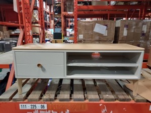 1 X MARLOW TV UNIT IN CASHMERE OAK SIZE 120X40X48CM (PLEASE NOTE CUSTOMER RETURNS CRACK IN WOOD BOTTOM LEFT)