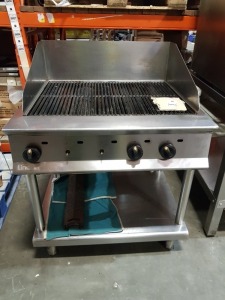 1 X LINCAT GAS CHARGRILL BURNER WITH 4 SPARE GRILL PLATES SN 30133823 (NOTE MISSSING 2 GAS KNOBS)