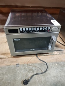 1 X SAMSUNG 230V MICROWAVE OVEN FOR COMMERCIAL KITCHEN USE (NOTE HAS SOME MARKS AND SCRATCHES)