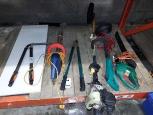 6 PIECE MIXED TOOL LOT CONTAINING 1 X BLACK AND DECKER (GT110) HEDGE STRIMMER / 1 X BOSCH (ART23G) STRIMMER / 1 X DRAPER (HT5053) STRIMMER / 1 X RYOBI ( PBC-3020Y) ( NO PULL STRING ) AND 2 X GARDEN SHEERS