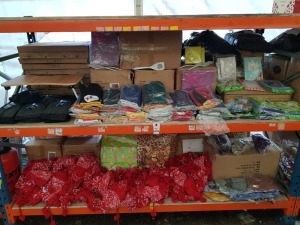 1000+ BRAND NEW MIXED LOT CONTAINING FOLDING DINNER TRAYS , AMERICAN STYLE OVEN MITTS IN VARIOUS COLOURS AND DESIGNS , WOOLY HATS I WHITE AND RED , WOOL MIX BEANIE HATS , LARGE GIFT BAGS WITH LEOPARD PRINT , BOW GIFT BAGS IN PINK ETC ON TWO FULL BAYS