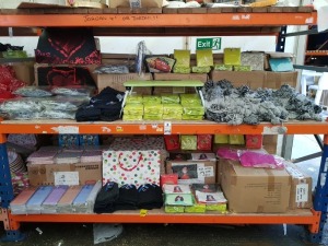 1000+ BRAND NEW MIXED LOT CONTAINING FOLDING DINNER TRAYS , WOOLY HATS IN GREY AND BLACK , WOOL MIX BEANIE HATS , LARGE GIFT BAGS WITH POLKA DOTS , BOW GIFT BAGS IN GREEN , DISNEY PIXAR CARS CARDBOARD FOLDING BOWLS ETC ON TWO FULL BAYS