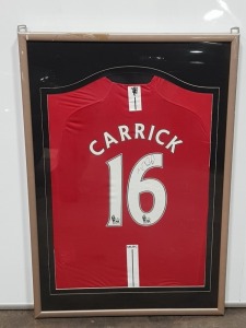 1 X MICHAEL CARRICK SIGNED MANCHESTER UNITED HOME NO.16 SHIRT ( 2007 - 2009 ) NO CERTIFICATE ( NOTE GLASS INTACT - CELLOTAPE MARKS ON FRAME )