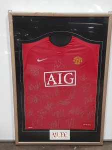 1 X MANCHESTER UNITED SQUAD SIGNED HOME SHIRT. NO CERTIFICATE ( NOTE - GLASS INTACT - CELLOTAPE MARKS ON FRAME )