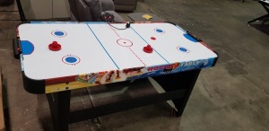 1 X BOXED DONNAY 6 FOOT AIR HOCKEY TABLE - INCLUDES 2 PUSHERS AND 2 PUCKS AND AN ELECTRONIC SCORE COUNTER PLAY FIELD SIZE 180.5 CM X 88.8 CM - PLEASE NOTE THIS IS CUSTOMER RETURN