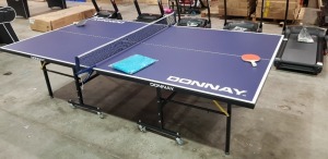 1 X DONNAY FULL SIZE PREMIUM INDOOR / OUTDOOR TABLE TENNIS TABLE - IN BLUE ( PLEASE NOTE THIS IS CUSTOMER RETURN )- IN BOX