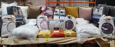 30+ BRAND NEW MIXED BEDDING LOT THIS INCLUDES D & D REVERSIBLE BED SPREAD IN WHITE FLORAL SIZE 229 X 195 , LUXURY DIAMOND MATTRESS TOPPER 150 X 200CM , NIGHT LARK COVERLESS DUVET'S THREE DOUBLE'S AND ONE SINGLE , THE FINE BEDDING COMPANY BREATHE PILLOW PR