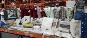 30+ BRAND NEW MIXED BEDDING LOT THIS INCLUDES THE FINE BEDDING COMPANY SPUNDOWN DUVET'S 4.5 TOG SIZE DOUBLE , FREE FLOW MEMORY FOAM PILLOW SIZE 74 X 48CM , LUXURY TERRY BATH ROBE ONE SIZE FITS ALL IN WHITE , D & D SINGLE DUVET COVER SET'S ETC ON A FULL 