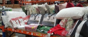 30+ BRAND NEW MIXED BEDDING LOT THIS INCLUDES THE FINE BEDDING COMPANY SPUNDOWN DUVET'S 10.5TOG SIZE DOUBLE , SPUNDOWN PILLOW PROTECTOR SIZE 74 X 48 CM , HAND DRYING TOWELS IN WHITE , RED AND GREEN , VARIOUS STYLES OF CUSHIONS IN DIFFERENT COLOURS ETC ON