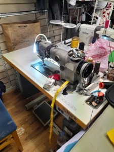 2 X SEWING MACHINES 1 X SINGER, 1 X BROTHER (MODELS & YEAR OF MANUFACTURE UNKNOWN) *** NOTE: ITEMS LOCATED IN CROYDON & WILL REQUIRE REMOVAL BY FRIDAY 19TH APRIL 2024 TO AVOID STORAGE CHARGES ***