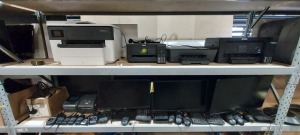 APPROX 40 PIECE MIXED IT LOT CONTAINING 10 X AOC, BENQ, LG COMPUTER MONITORS, HP ND EPSON PRINTERS, KEBOARDS, MICE, GREVAL WALKIE TALKIES, VARIOUS CABLES, LABEL PRINTERS, ETC