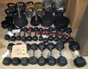 56 PIECE MIXED GYM LOT CONTAINING EVERLAST RUBBER HEX SETS OF 2 DUMBELLS - 2.5 KG / 3 KG / 5 KG / 7 KG / 9 KG / 10 KG METAL WEIGHT PLATES SET OF 2 - 0.5 KG / 1.25 KG PLASTIC WEIGHT PLATES SET OF 2 - 1.25 KG / 2.5 KG / 5 KG KETTLE BELLS -15 LBS 