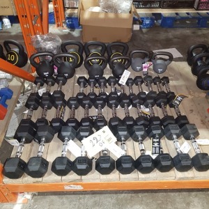 44 PIECE MIXED GYM LOT CONTAINING EVERLAST RUBBER HEX SETS OF 2 DUMBELLS - 2 KG / 3 KG / 3.5 KG / 4 KG KETTLE BELLS - / 15 LBS / 10 LBS KETTLE BELLS - 8 KG - ON HALF BAY