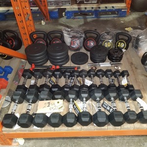 44 PIECE MIXED GYM LOT CONTAINING EVERLAST RUBBER HEX SETS OF 2 DUMBELLS - 3 KG / 5 KG / 7 KG KETTLE BELLS - / 15 LBS / 10 LBS EVERLAST PLASTIC 2.5 KG PLATES - ON HALF BAY