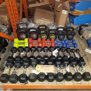 44 PIECE MIXED GYM LOT CONTAINING EVERLAST RUBBER HEX SETS OF 2 DUMBELLS - 3 KG / 5 KG / KETTLE BELLS - / 15 LBS / 10 LBS / 5 LBS PLASTIC DUMBELLS 1 KG / 3 KG - ON HALF BAY