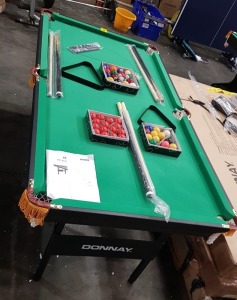 1 X BUILT DONNAY FOLDABLE 6 FT SNOOKER TABLE - INCLUDES BALLS / QUES / CHALK AND TRIANGLE ( PLEASE NOTE THIS IS CUSTOMER RETURNS ) - BIG CHIP ON CORNER OF FRAME