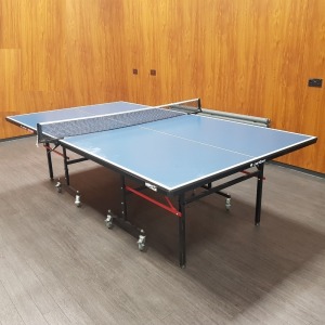 1 X CARLTON GT 2000 FOLDING TABLE TENNIS TABLE - ON WHEELS ( PLEASE NOTE THIS IS CUSTOMER RETURN ) - IN 1 BOX