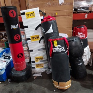 6 PIECE MIXED BOXING LOT CONTAINING 1 X LONSDALE 4 FT BOXING BAG / 2 X LONSDALE 3 FT BOXING BAG / 1 X HATTON TORSO SHAPE BOXING BAG / EVERLAST SPRING LOADED BOXING TARGER BAG AND SET OF 4 EVERLAST MATS