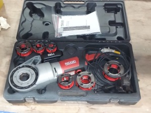 1 X RIDGID 690-I HAND HELD POWERED PIPE THREADER INCLUDES 6 ATTACHMENTS ( 1 MISSING ) AND CARRY CASE ( PLEASE NOTE OIL IS LEAKING - UNTESTED )