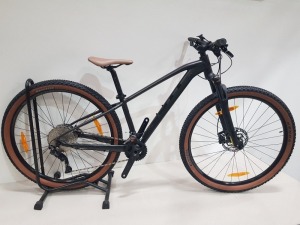 SCOTT ASPECT 930, 286340. SIZE (XS).THE SCOTT ASPECT 930 IS A HARDTAIL MOUNTAIN BIKE THAT IS DESIGNED TO BE LIGHT, EFFICIENT AND REASONABLY PRICED. FEATURING A REMOTE LOCKOUT MECHANISM FOR THE FORK, DISC BRAKES AND SYNCROS COMPONENTS, CONDITION OF USAGE 3