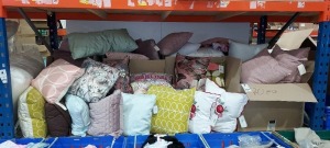 70 X BRAND NEW MIXED CUSHIONS LOT CONTAINING BRANDS CATH KIDSTON / SERENE / ORLA KIERLY SCATTERBOX - ALL IN VARIOUS STYLES COLOURS AND SIZES - ON A FULL BAY