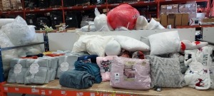 40 + PIECE MIXED LOT CONTAINING DEYONGES SNUGGLE TOUCH MICROFIBRE THROW / SOFT ND SNUG ADULT SNUGGLY PONCHO / CATHERINE LANFIELD KING SIZE SUPERSOFT DUVET SETS / DEYONES ULTRA PLUSH PRINTED THROW / VARIOUS PILLOWS - ETC ON A FULL BAY